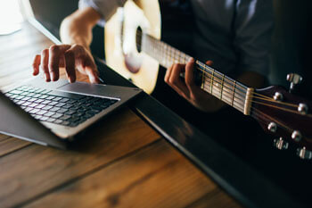 Musik Fernstudium, Gitarre spielen online lernen.